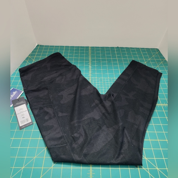 NWT-Yogalicious Lux Plus Capri Length Leggings Black Camo w/ Pockets Wmn's XL - Picture 1 of 5